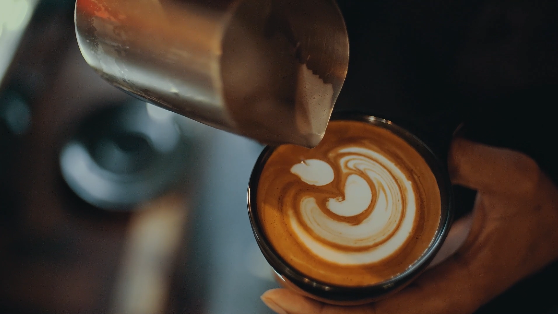 Peet’s Coffee latte art pour